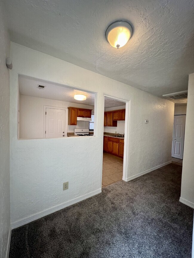 Building Photo - 2 bedroom / 1 bath close to KAFB and I-25 Move-in Special!