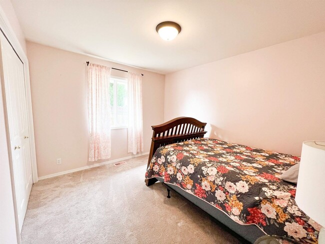 Building Photo - Fantastic 4 Bedroom Home with 3 Car Garage...