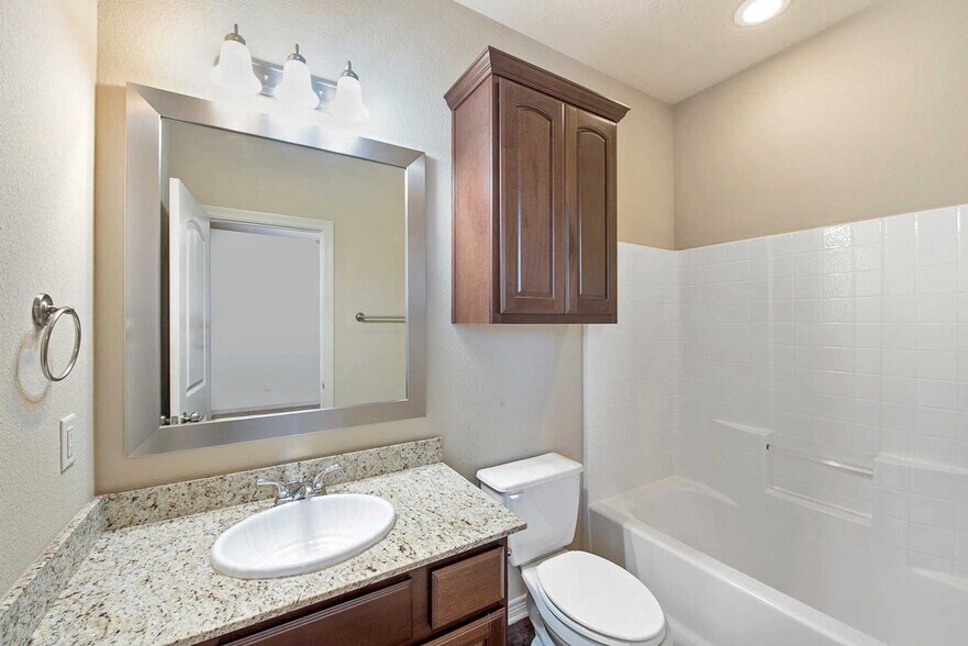 Building Photo - Spacious 3 Bed, 3.5 Bath Condo in Great Community!
