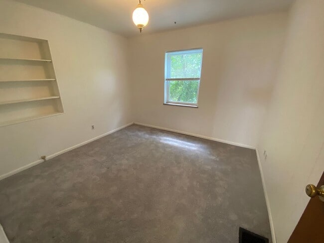 Building Photo - BRIDGETOWN - Charming 4 bedroom home w lots of living space.  1 car gar.  deck.