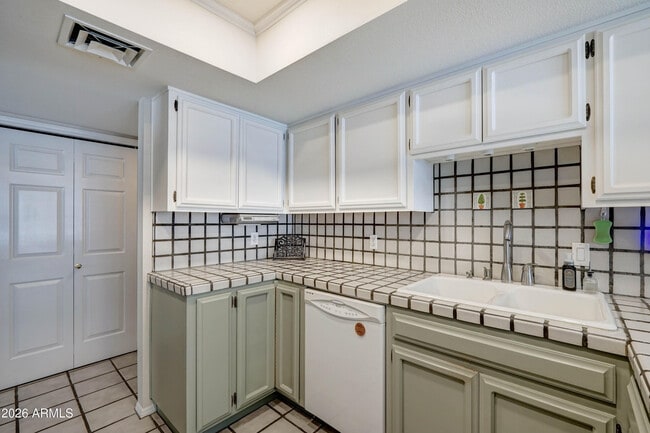 Building Photo - 2511 E Shaw Butte Dr