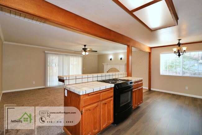 Building Photo - 155 Mary Ln