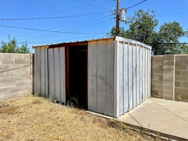 Building Photo - Comfortably Updated 4-Bedroom 2-Bathroom O...