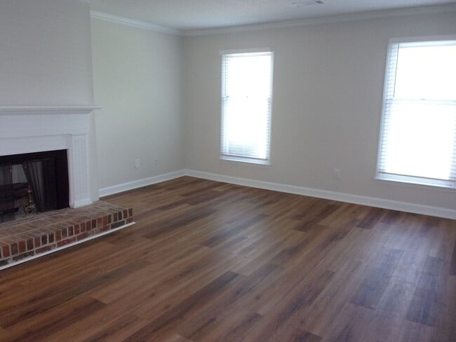 Building Photo - Beautiful 3 Bedroom 2 Bath Ground Level Condo in Tall Oak Villas