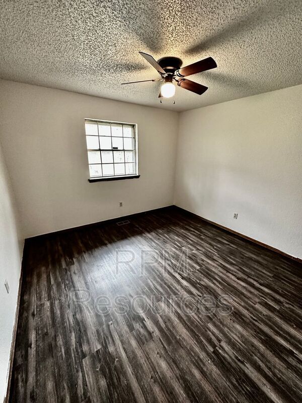 Building Photo - 7000 Woodlake Dr