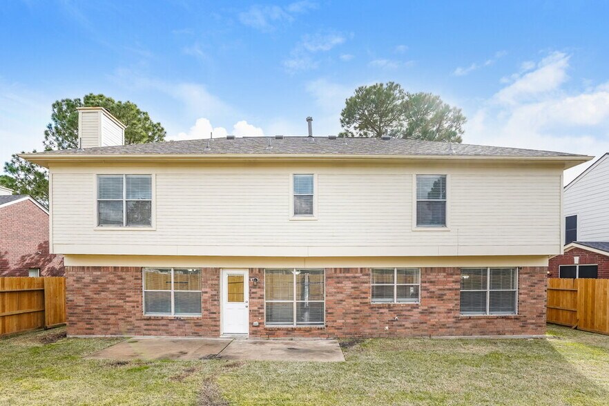 Building Photo - 18162 Holly Green Dr