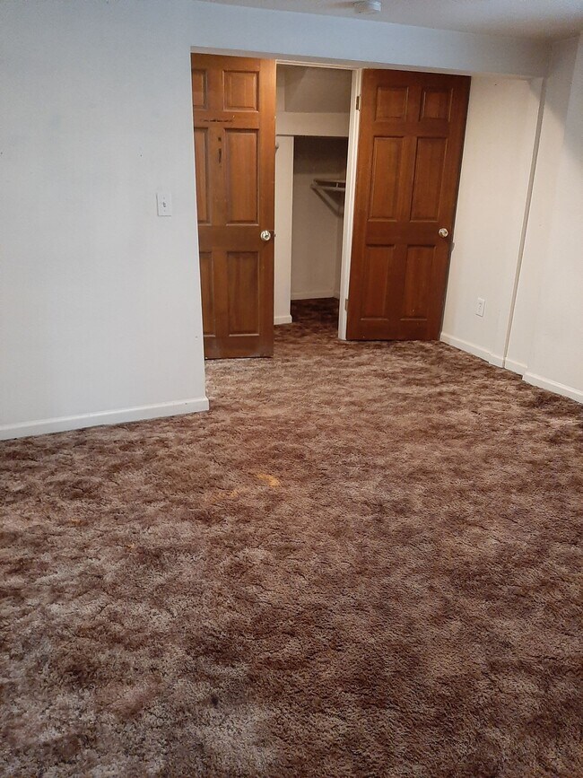 Building Photo - College Housing - 4 bedrooms