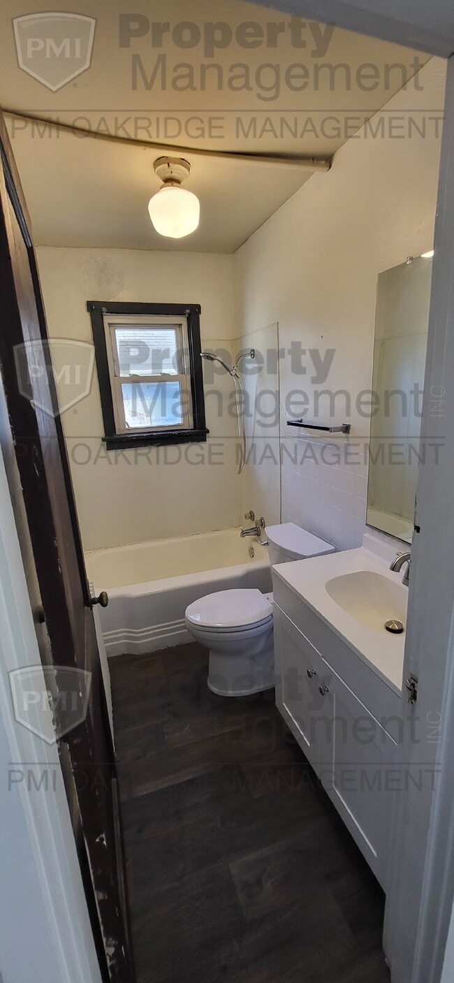 Building Photo - 1 Bedroom Upper Apartment