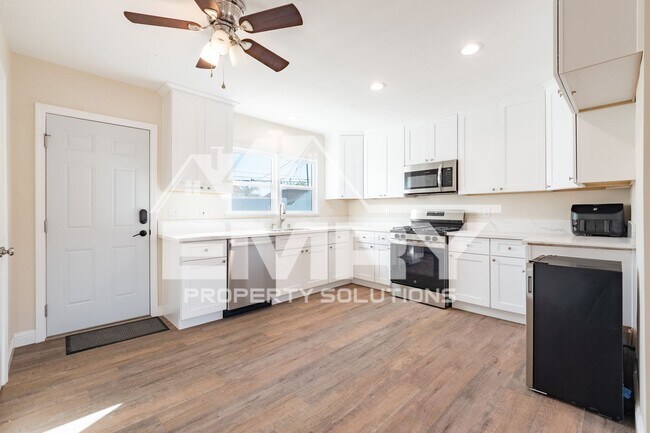 Building Photo - 920 E Elma St