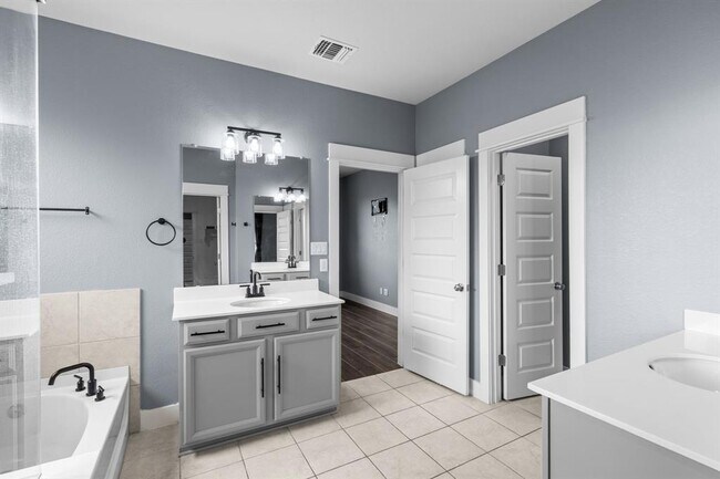 Building Photo - 525 Compania Cove