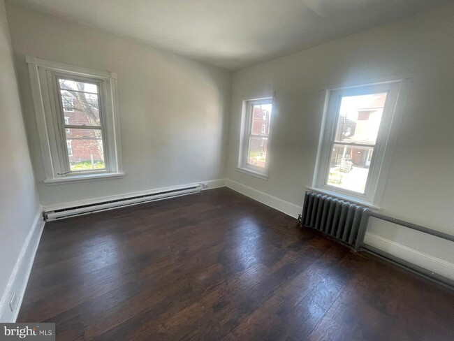 Building Photo - 2121 W 3rd St