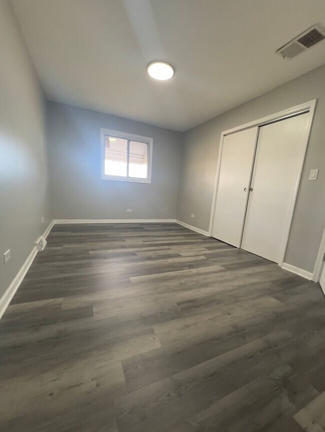 Building Photo - Beautiful and spacious 3 Bedroom 1 Bath House in Calumet City, IL MUST SEE