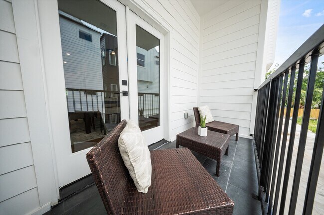 Building Photo - 1122 Hogan St