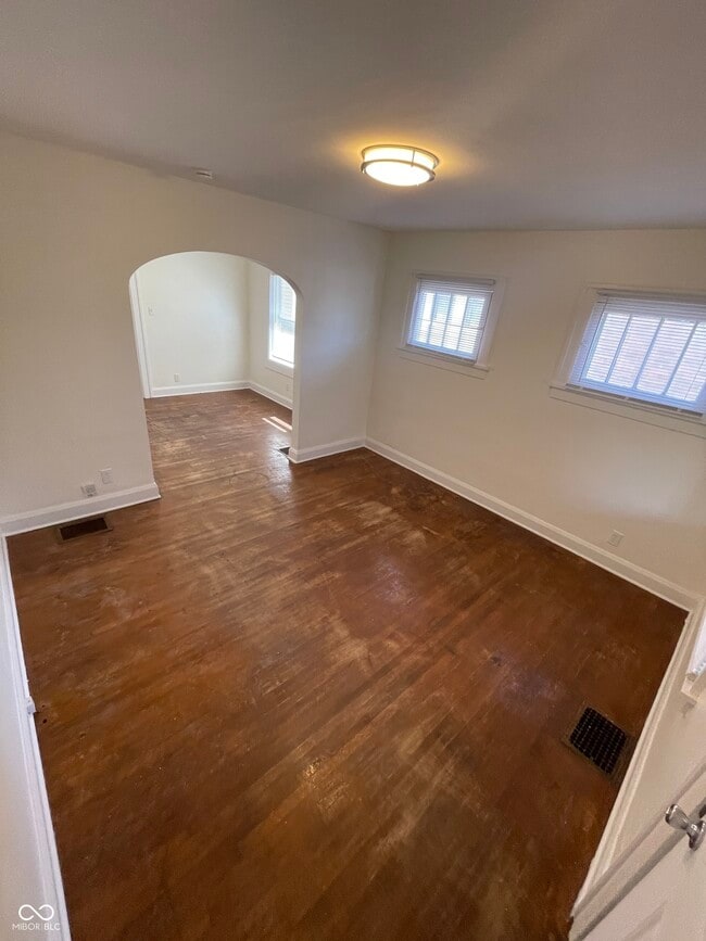 Building Photo - 927 N Chester Ave