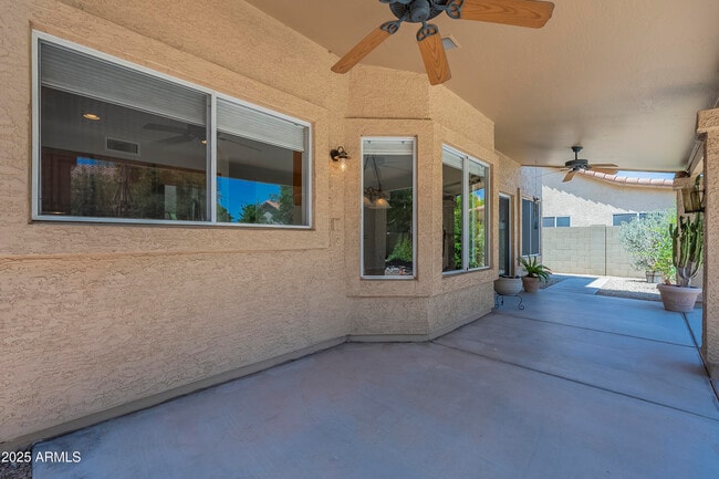 Building Photo - 2340 W Myrtle Dr
