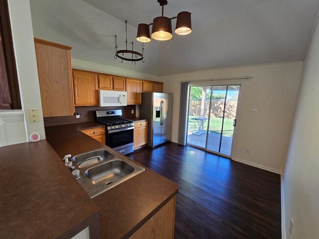 Building Photo - College Station - 3 bedroom / 2 bath / Garage / Fenced in back yard.