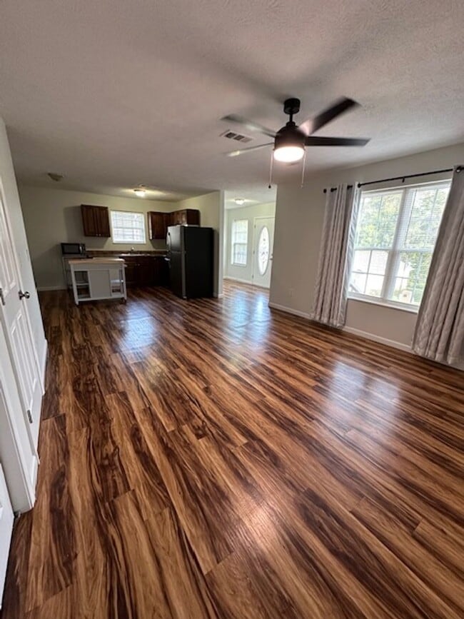 Building Photo - Charming Home in a Great Neighborhood