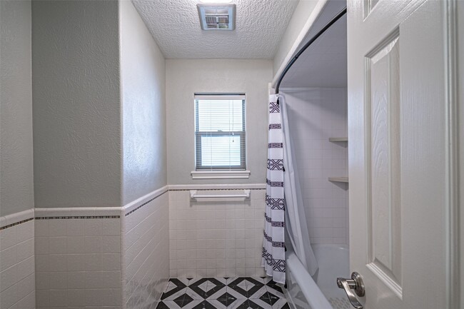 Building Photo - 17615 Swansbury Dr