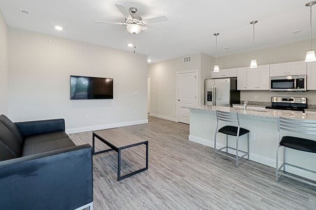 Interior Photo - 611 S State St