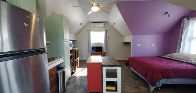 Building Photo - Charming Over-the-Garage Studio Apartment