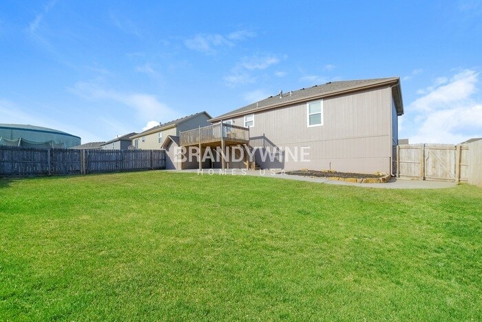 Building Photo - 1607 NW High View Dr