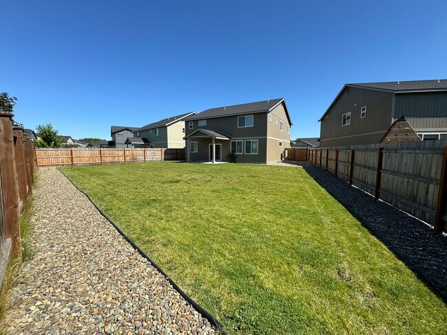 Building Photo - Newer, Spacious 5 Bedroom 3 Bed House!