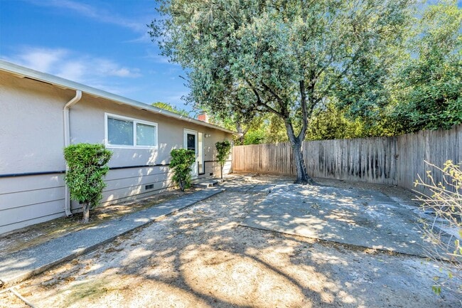 Building Photo - 652-654 Vasona Ave