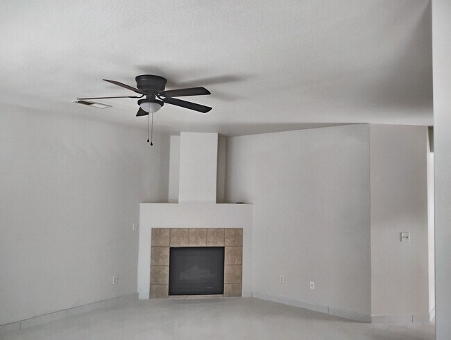 Building Photo - 628 Gateway Dr