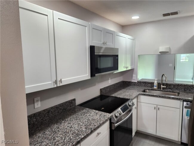 Building Photo - 925 SE 23rd Pl