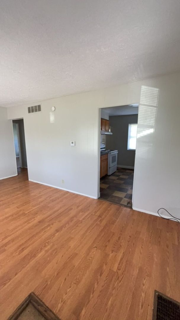 Building Photo - *AVAILABLE IN JUNE!* BIG BACKYARD - 2 BEDROOMS!