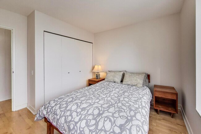 Building Photo - 512 N McClurg Ct