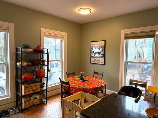 Building Photo - Charming 2 Bed + 2 Bath in the West End