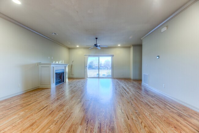 Building Photo - 1333 E 41st Pl