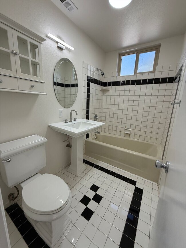 Building Photo - Ventura Hillside Beauty with 3 bedrooms, a...