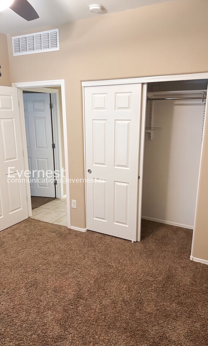 Building Photo - 9014 W Rolling Springs Dr