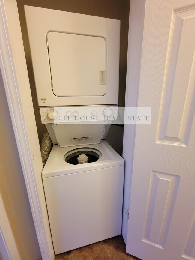 Building Photo - 1825 Mary Ellen St NE