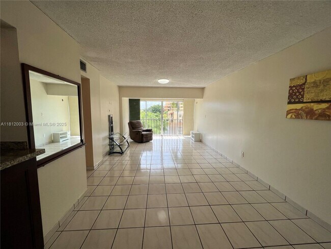 Building Photo - 8887 Fontainebleau Blvd