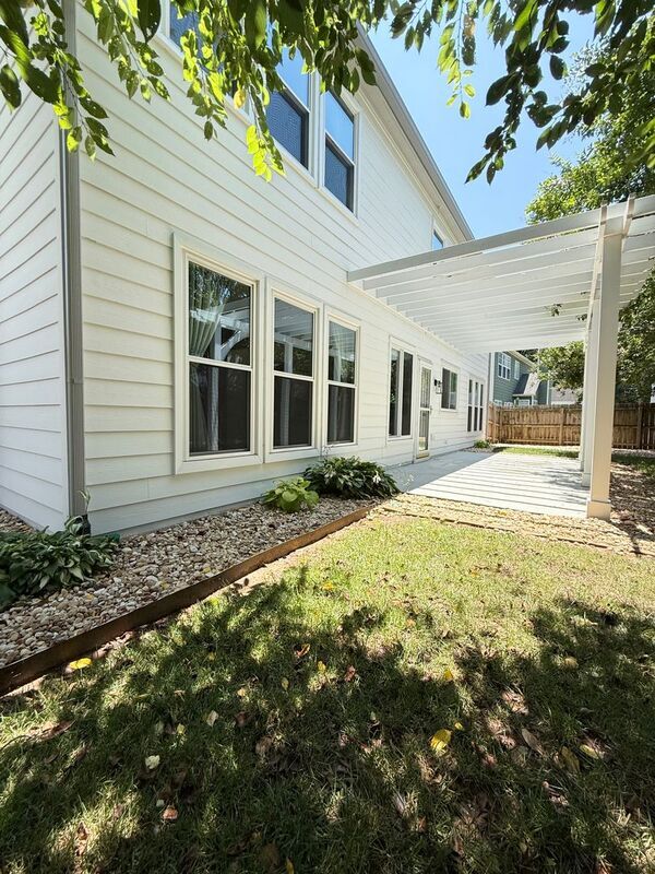 Building Photo - 303 Don Pierre Way