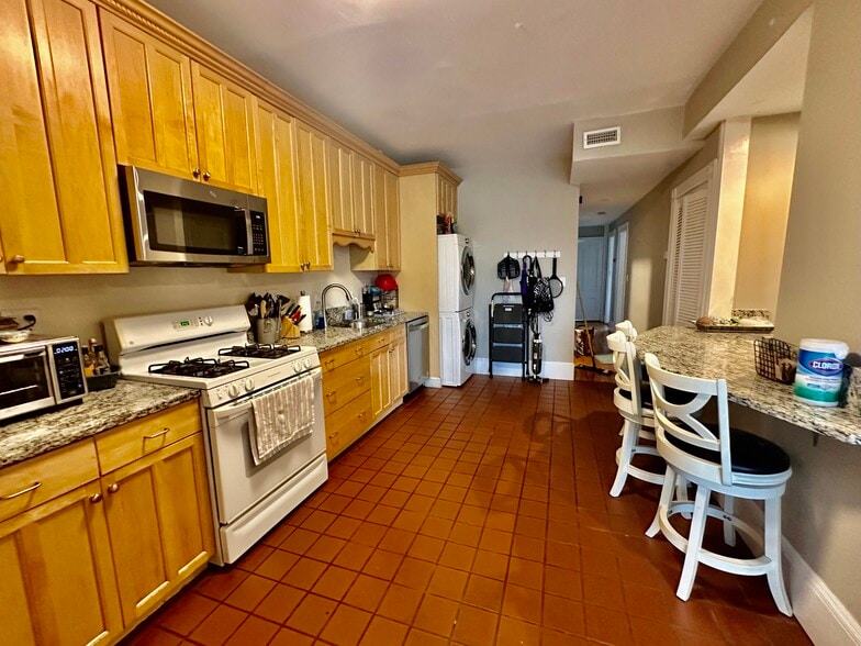 Building Photo - 5 Sachem St