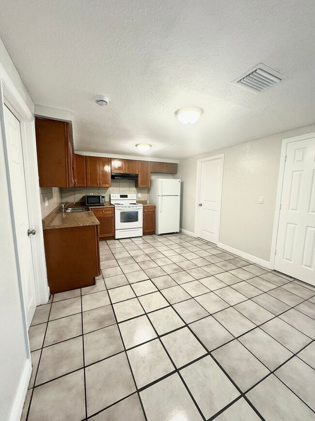 Building Photo - 4/2 Single-family home, AVAILABLE NOW!
