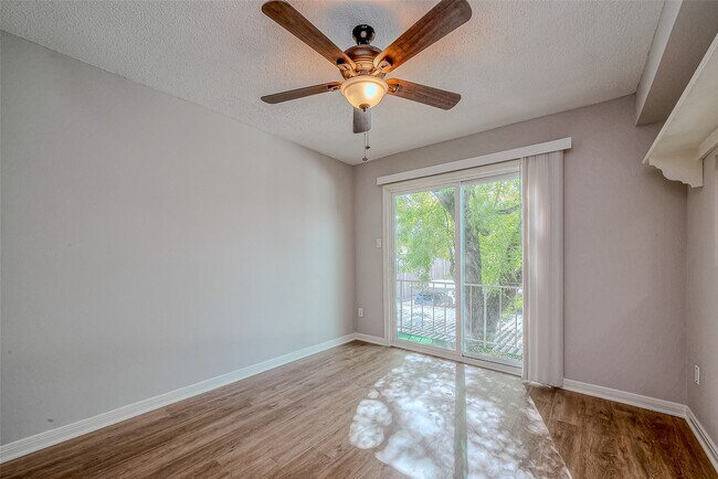 Building Photo - 432 N Post Oak Ln