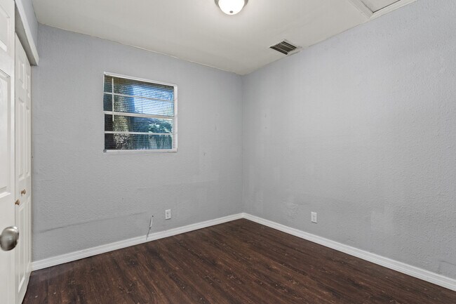 Building Photo - 901 Vine Ave