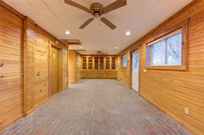 Building Photo - 1712 Lynn Rd