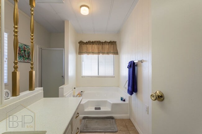 Building Photo - 55+ Senior Community~ 2 bed/2 bath with Am...