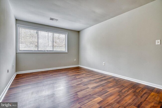 Building Photo - 140 Royal Oak Dr