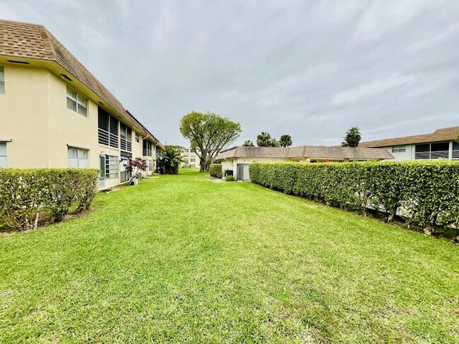 Building Photo - 9911 SW Sandalfoot Blvd