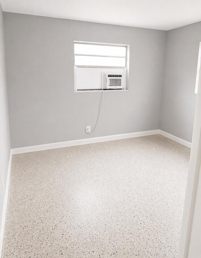 Building Photo - 413 N Sapodilla Ave