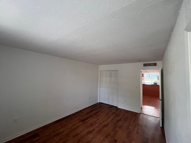 Building Photo - 9137 Fontainebleau Blvd