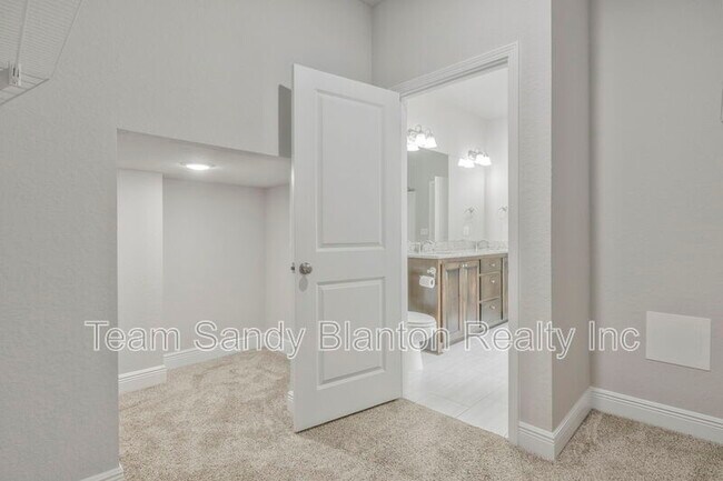 Building Photo - 5402 Parkside Dr