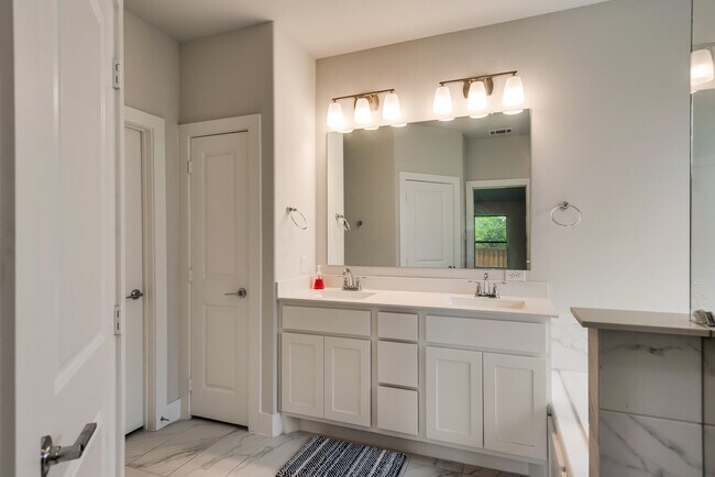 Building Photo - 243 Frio Dr